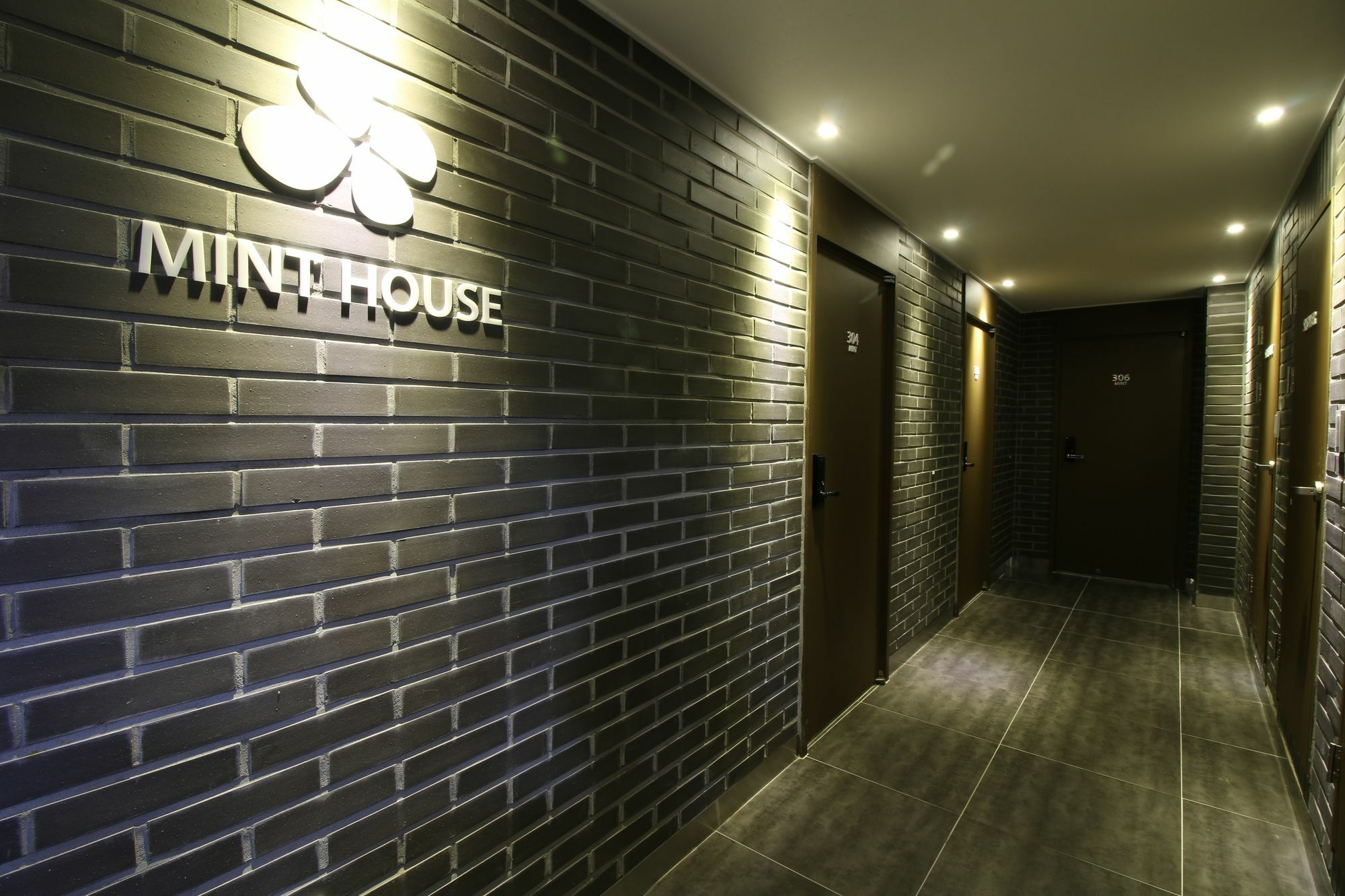 Mint House - Female Only Hotel Busan Bagian luar foto